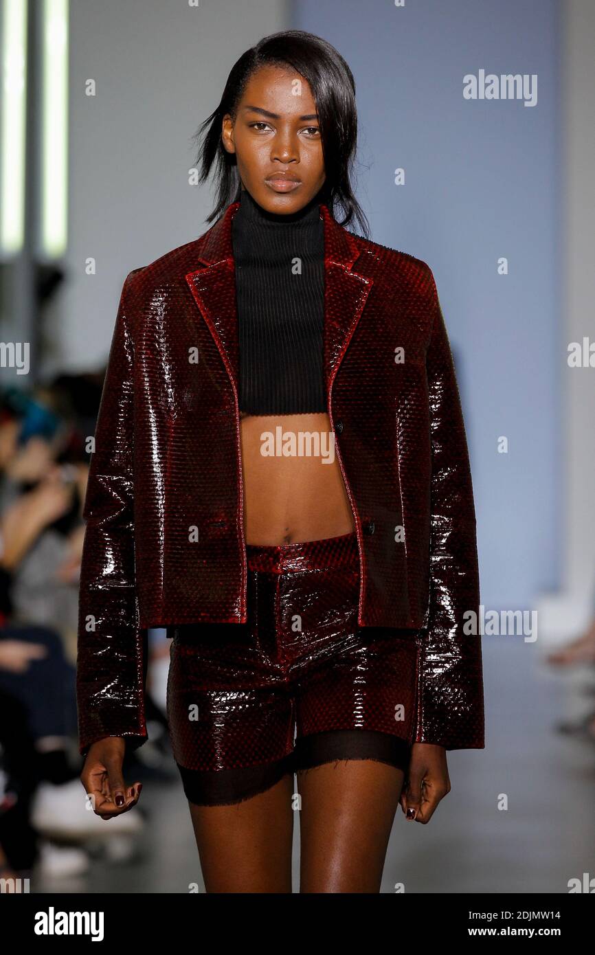 Ein Model geht auf der Yang Li Show im Rahmen der Paris Fashion Week Ready to Wear Frühjahr/Sommer 2017 am 30. september 2016 in Paris, Frankreich. Foto von Alain Gil Gonzalez /ABACAPRESS.COM Stockfoto