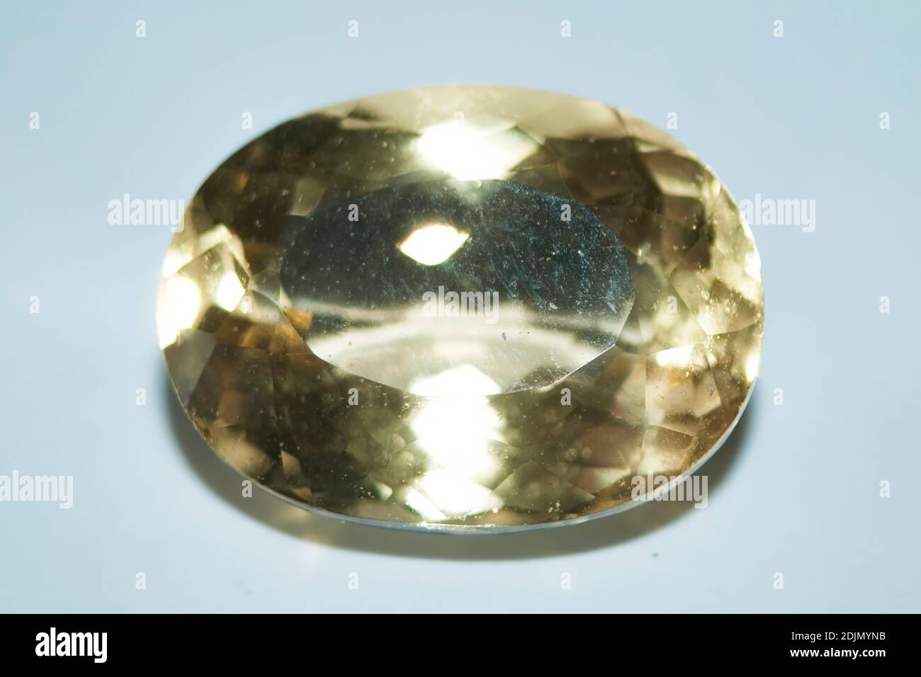 Natürlicher Heliodor auf grauem Hintergrund. Natürliches Beryl Stockfoto