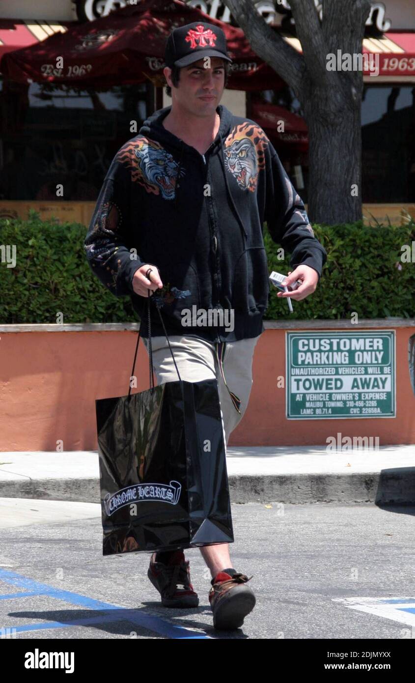 Brandon Davis macht eine Pause von der Reha für einen Einkaufsbummel in Malibu, Kalifornien. 7/4/06 [[rac]] Stockfoto