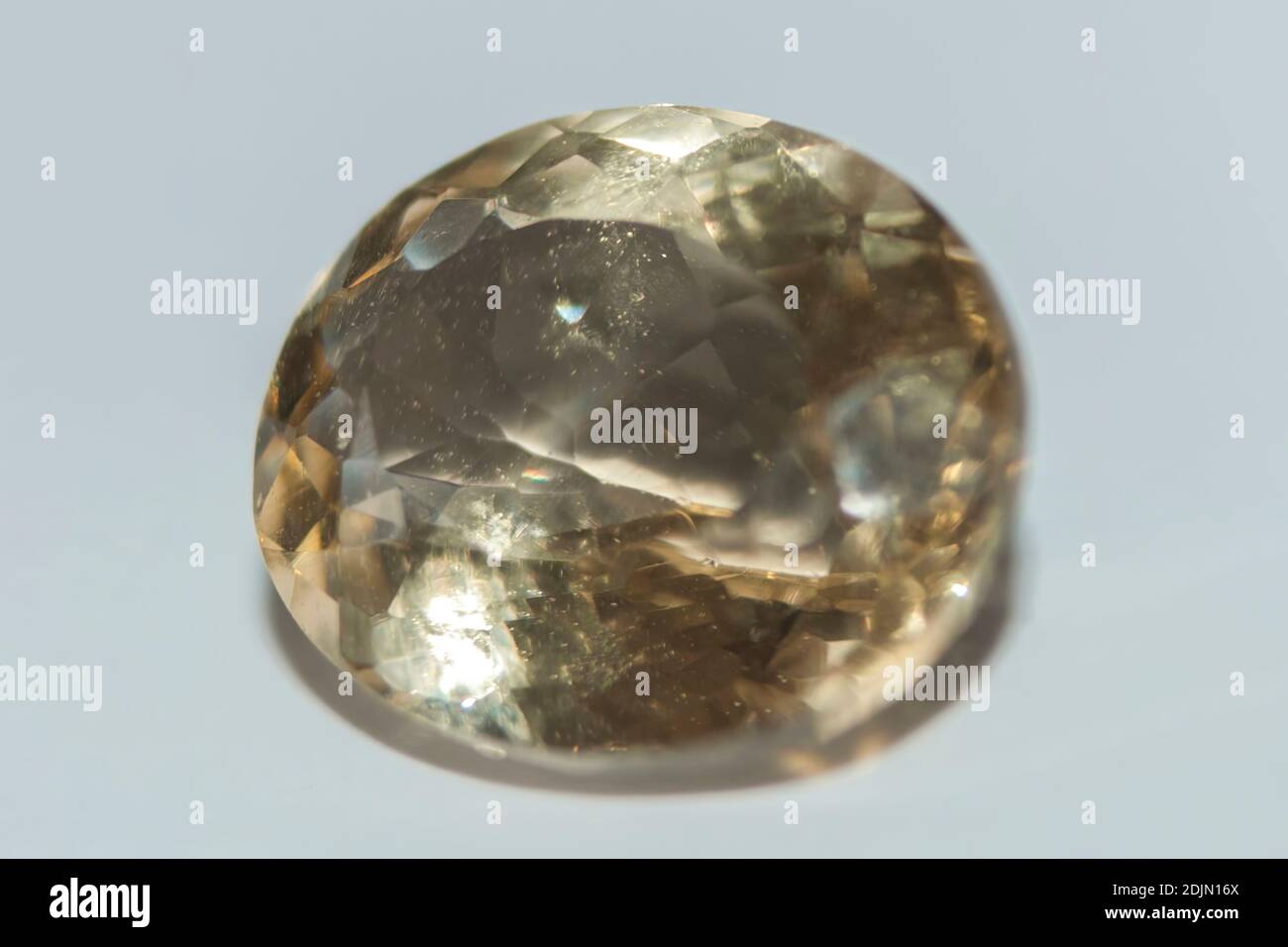 Natürlicher Heliodor auf grauem Hintergrund. Natürliches Beryl Stockfoto