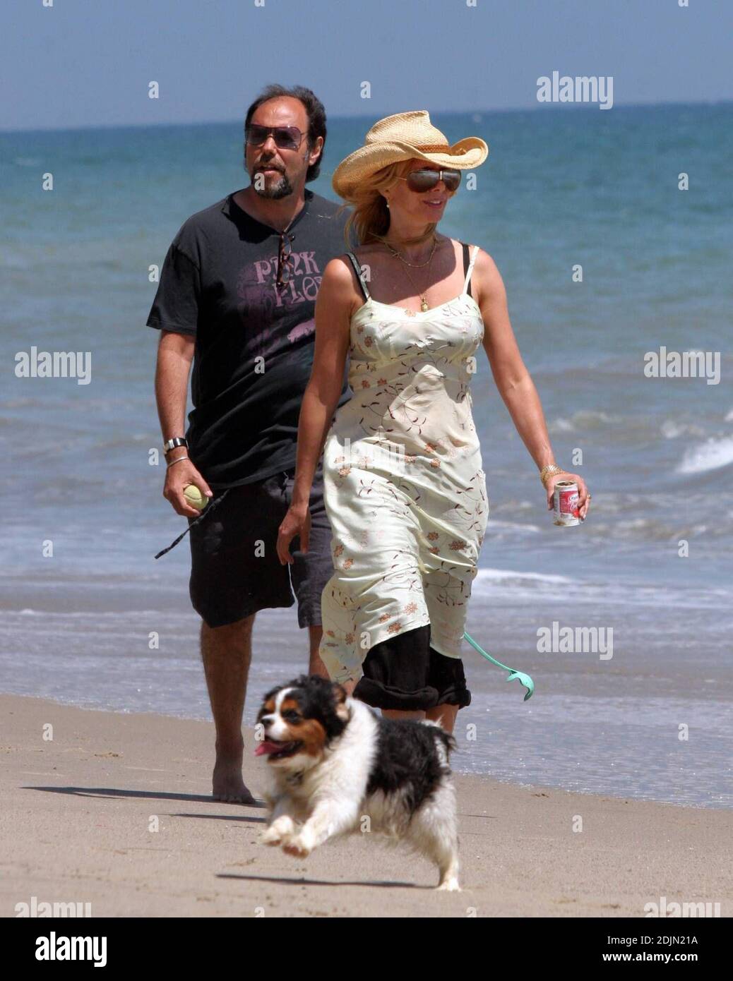 Rosanna Arquette macht einen Spaziergang am Strand mit einem Freund, während mit einigen Hunden holen spielen. Vielleicht ist die Schauspielerin müllbewusst, da sie einen mit Sand gefüllten Kanister Joghurt wegschmissen scheint. Malibu, Kalifornien, 9/06 Stockfoto