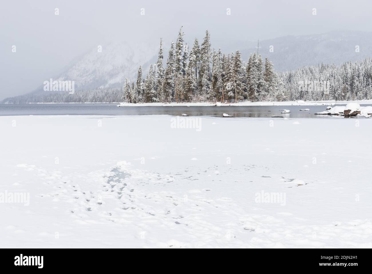 Frozen Mountain Lake im Winter mit Schnee bedeckt Stockfoto
