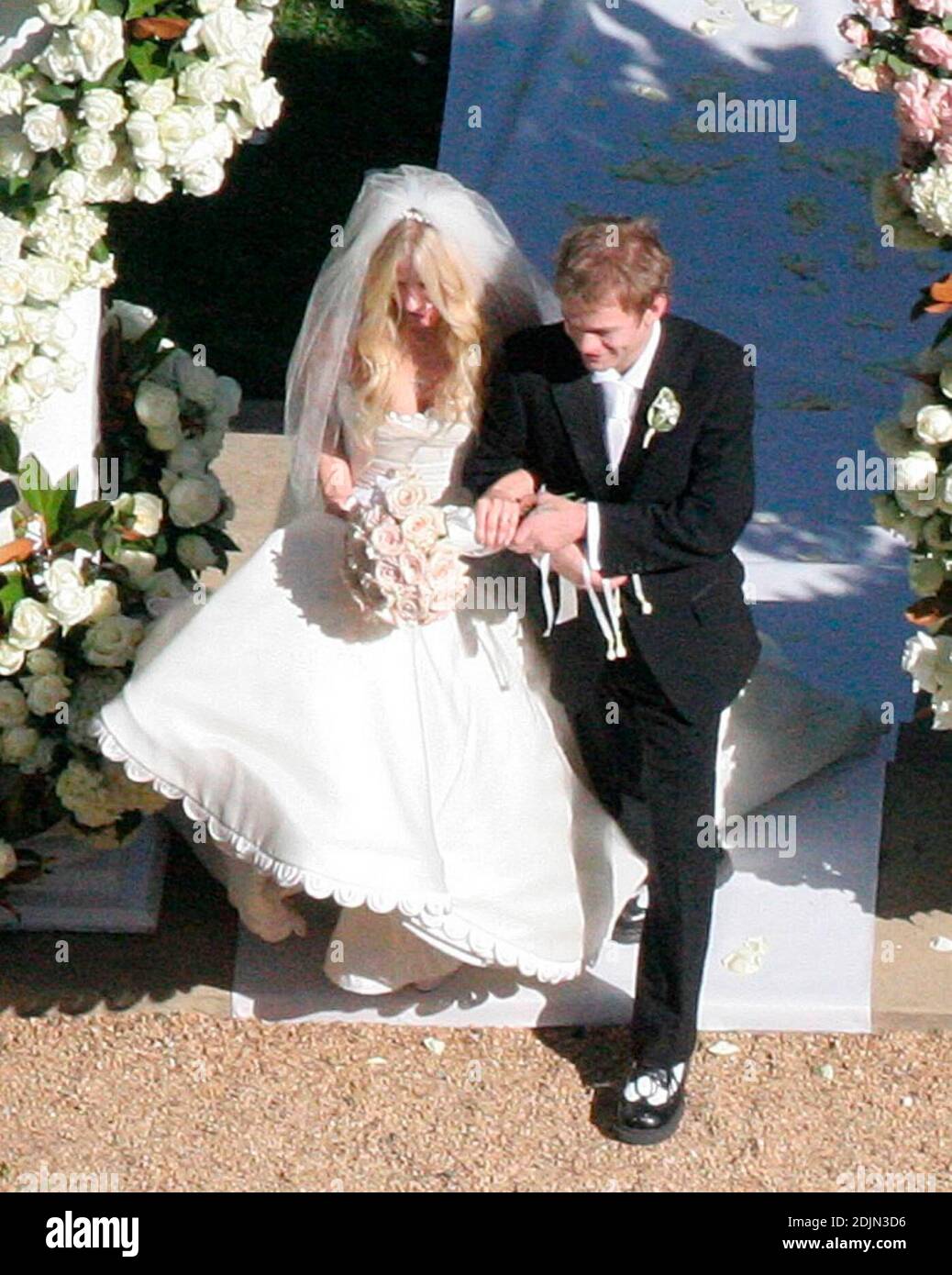 Avril Lavigne Heiratete Ihre Geliebte Deryck Whibley In Einer Romantischen Nicht Konfessionellen Zeremonie Im Freien Am Samstag Um 17 Uhr Auf Einem Privaten Anwesen In Montecito Ca Die Braut Die Ein Vera