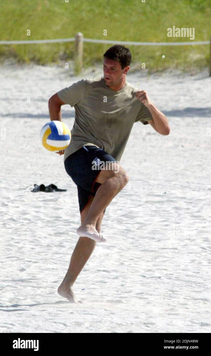 Der britische Steven Gerrard und seine Kumpels spielen ein Sandfalle-Fußballspiel mit all den Possen einer guten englischen Praxis. Miami Beach, Florida. 07/17/07 Stockfoto