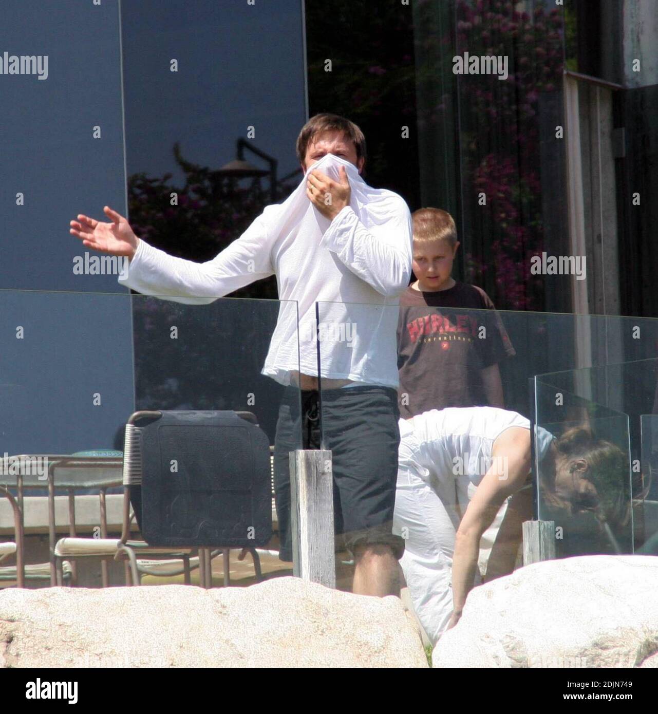 Exklusiv!! David Arquette macht seinen besten Casper the Ghost Eindruck in seinem Malibu Haus in Ca. 22/06 Stockfoto