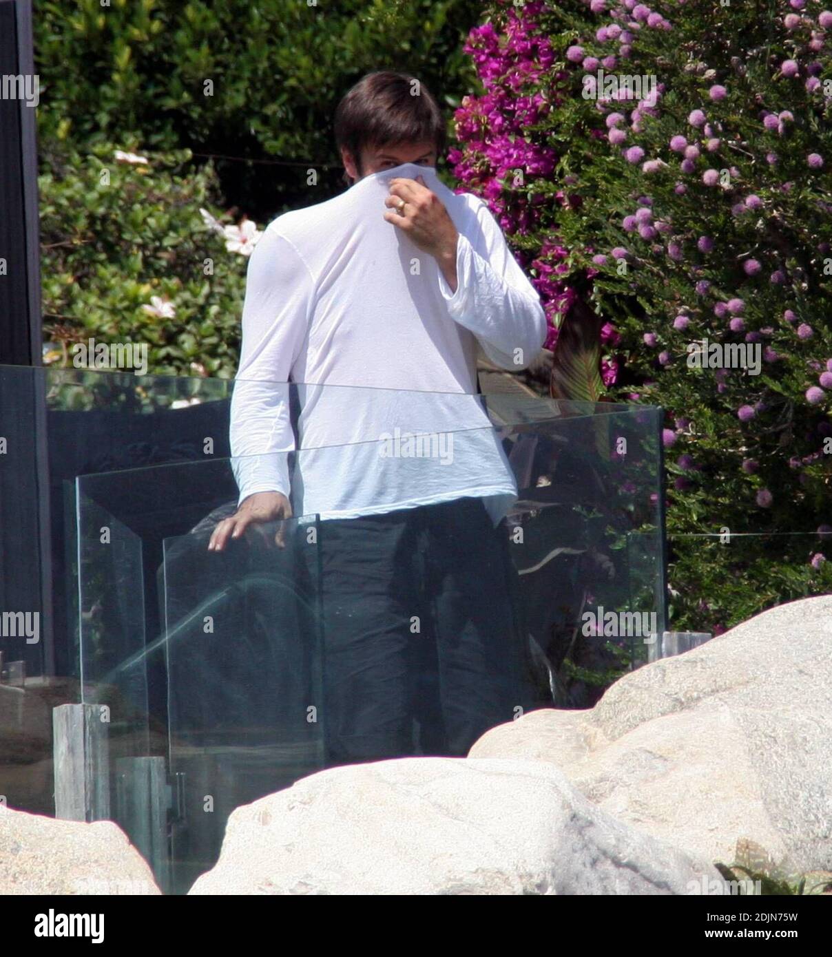 Exklusiv!! David Arquette macht seinen besten Casper the Ghost Eindruck in seinem Malibu Haus in Ca. 22/06 Stockfoto