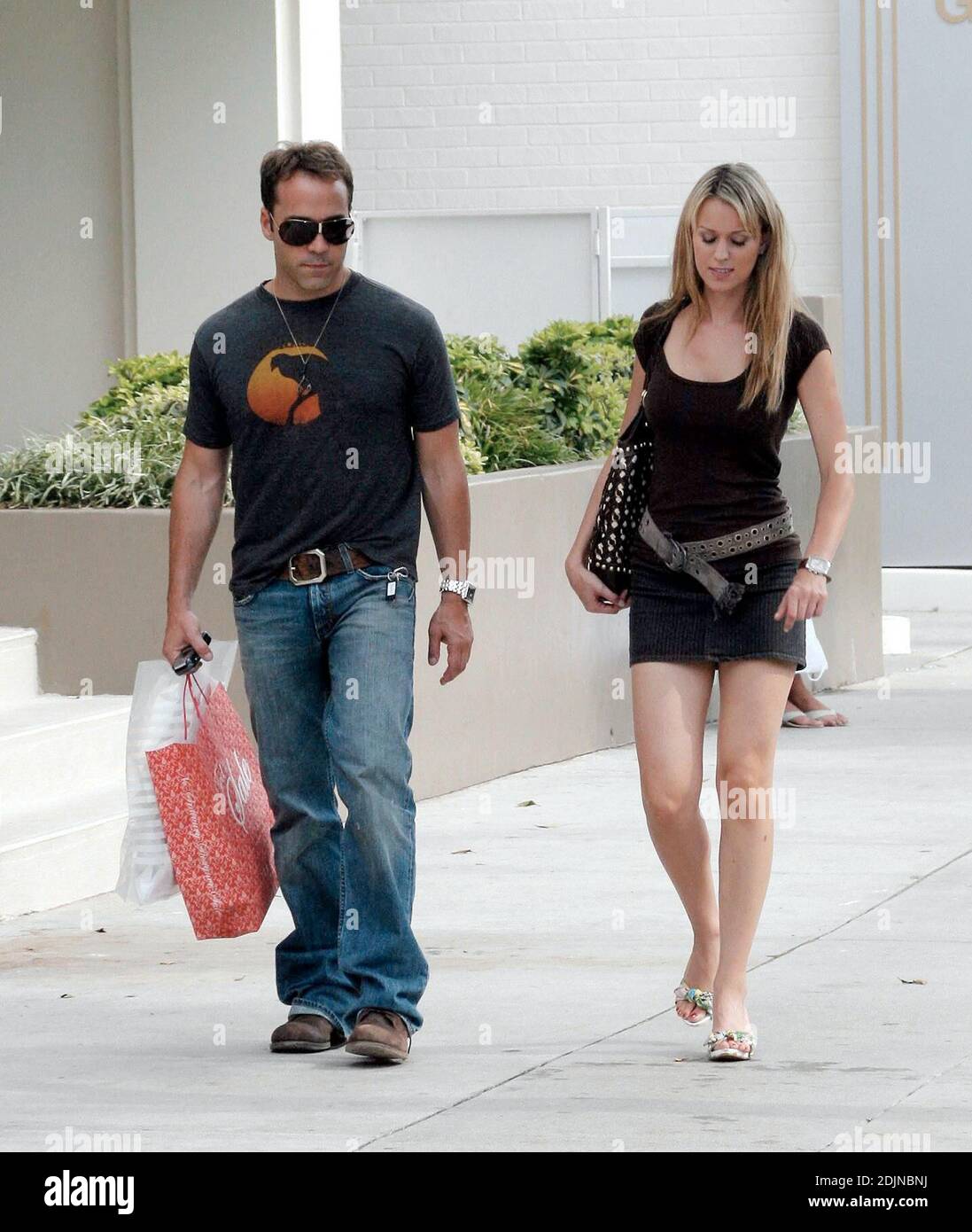 Exklusiv!! Geburtstagskind Jeremy Piven gönnt sich mit seiner Freundin einen Einkaufsbummel in Beverly Hills, ca. Der Entourage Schauspieler wird heute 41. 26/06 Stockfoto
