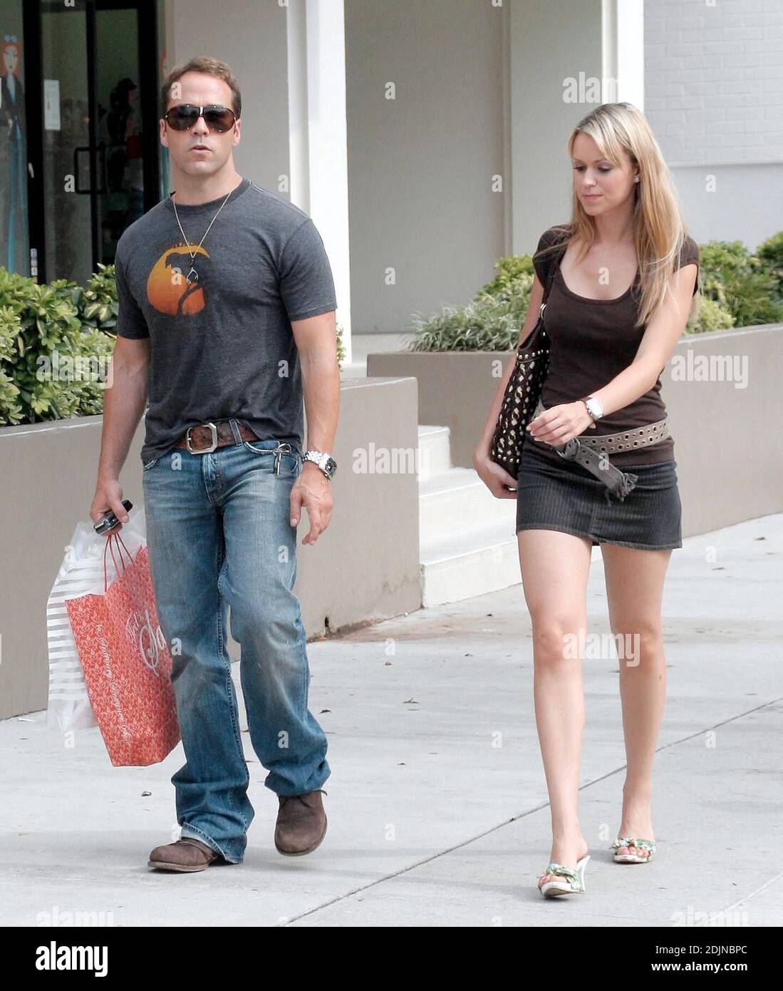 Exklusiv!! Geburtstagskind Jeremy Piven gönnt sich mit seiner Freundin einen Einkaufsbummel in Beverly Hills, ca. Der Entourage Schauspieler wird heute 41. 26/06 Stockfoto
