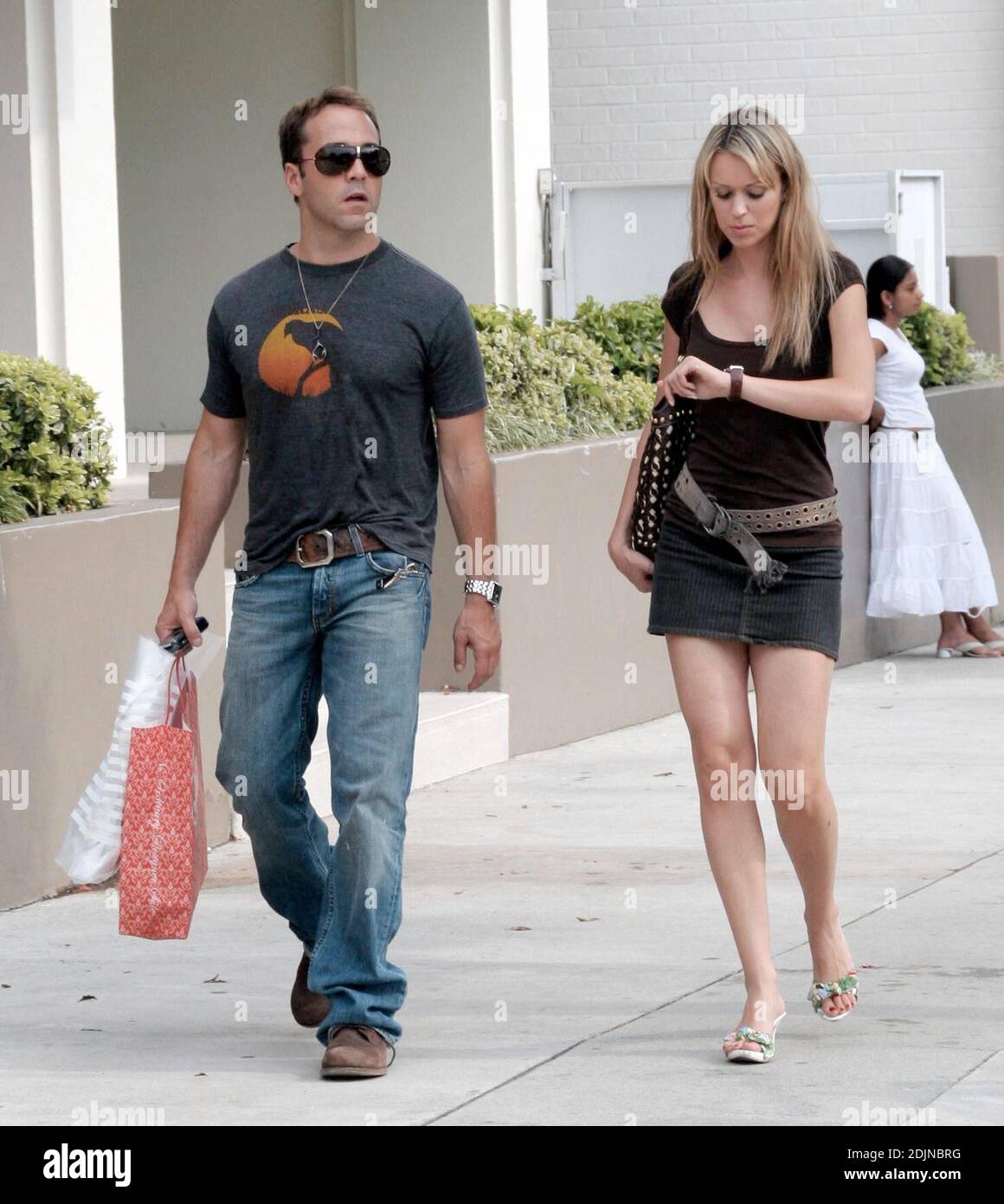 Exklusiv!! Geburtstagskind Jeremy Piven gönnt sich mit seiner Freundin einen Einkaufsbummel in Beverly Hills, ca. Der Entourage Schauspieler wird heute 41. 26/06 Stockfoto