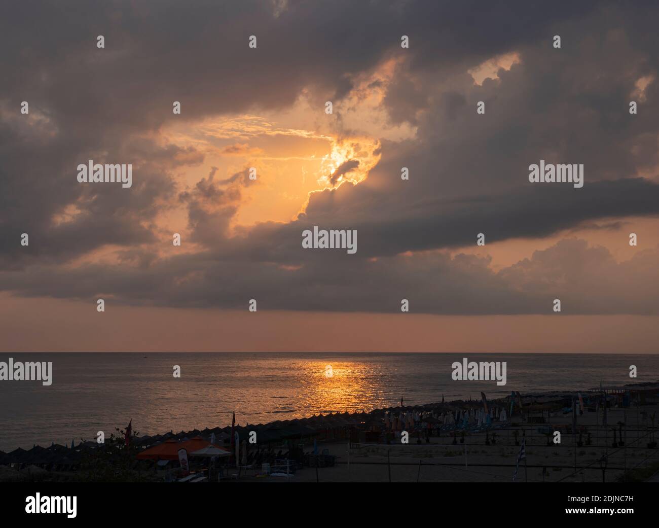 Sonnenaufgang über dem Meer und wunderschöne cloudscape Stockfoto