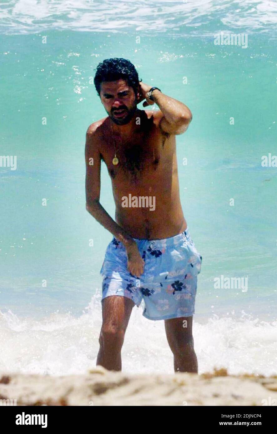Exklusiv!! Der französische Schauspieler Jamel Debbouze scheint Miami Beach's Surf, Sonne und Sand für einen zweiten Tag zu genießen. 07/28/06 Stockfoto