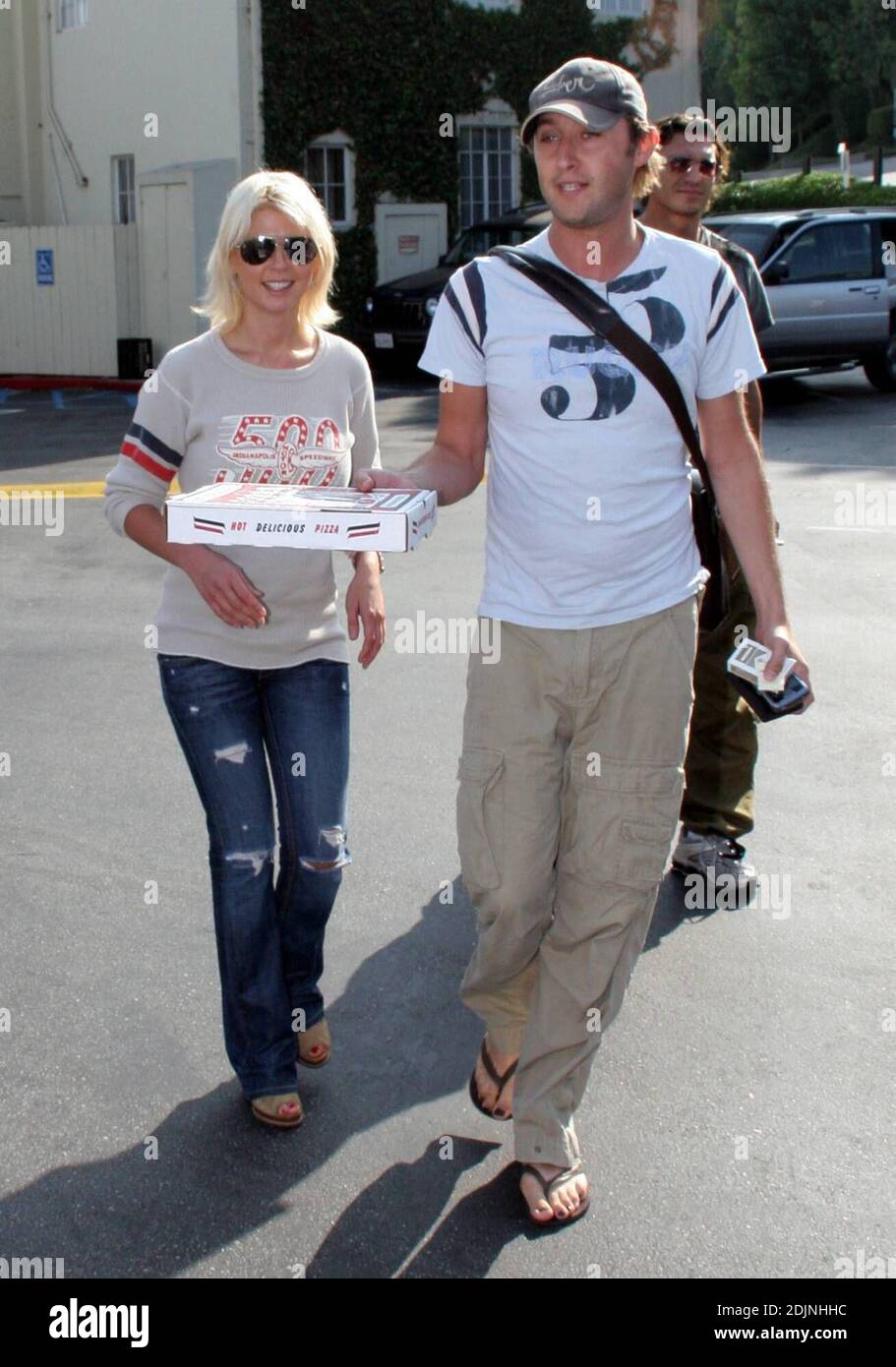 Tara Reid Mittagessen mit Kumpels im Cafe Med in West Hollywood, ca. Die Schauspielerin erzählte den Fotografen, dass sie stolz auf ihr neuestes Projekt 7-10 Split sei, das ihr Bruder Tommy Reid inszenierte. 3/06 Stockfoto