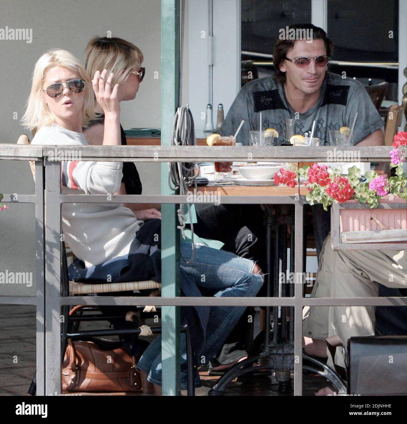 Tara Reid Mittagessen mit Kumpels im Cafe Med in West Hollywood, ca. Die Schauspielerin erzählte den Fotografen, dass sie stolz auf ihr neuestes Projekt 7-10 Split sei, das ihr Bruder Tommy Reid inszenierte. 3/06 Stockfoto