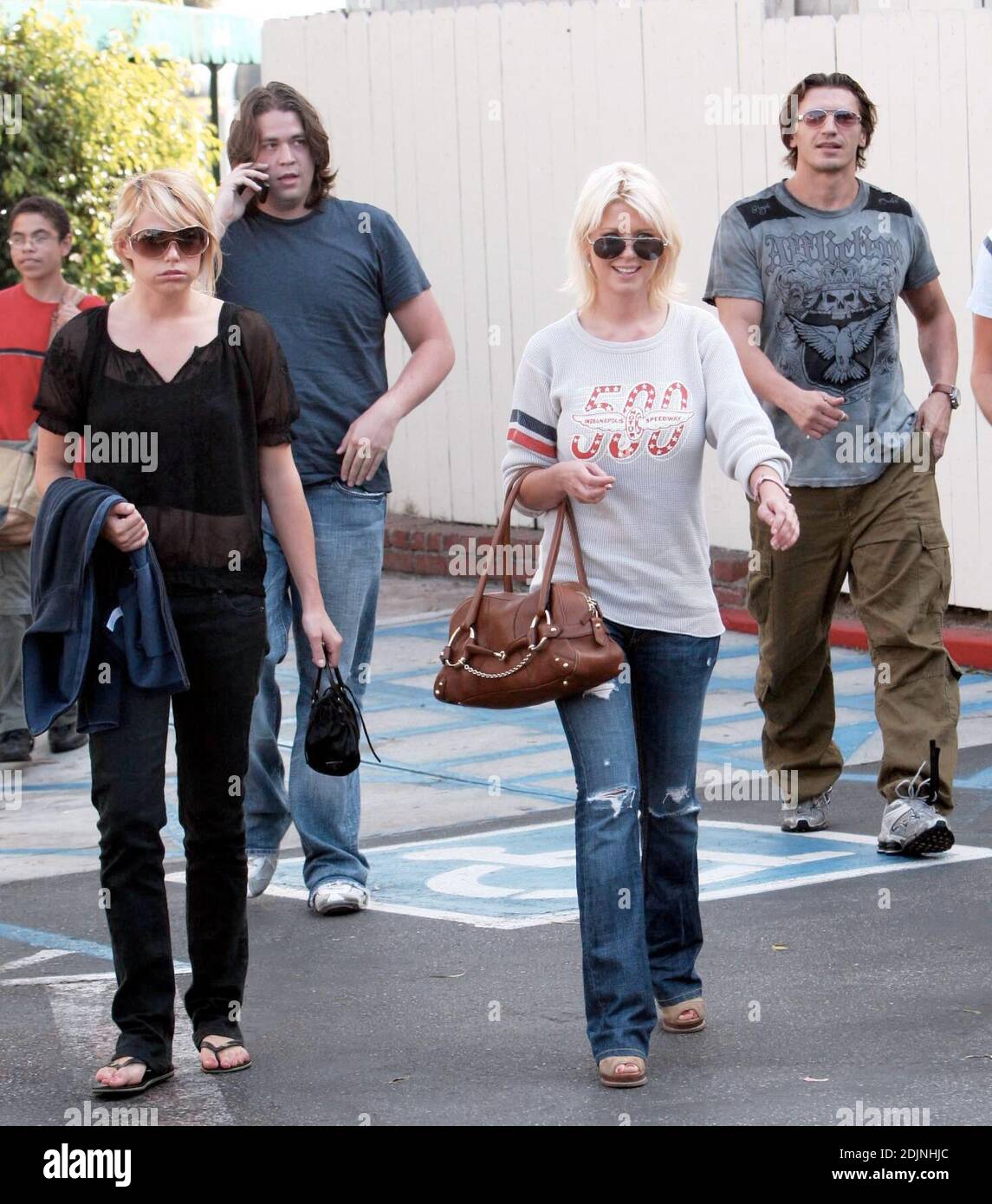 Tara Reid Mittagessen mit Kumpels im Cafe Med in West Hollywood, ca. Die Schauspielerin erzählte den Fotografen, dass sie stolz auf ihr neuestes Projekt 7-10 Split sei, das ihr Bruder Tommy Reid inszenierte. 3/06 Stockfoto