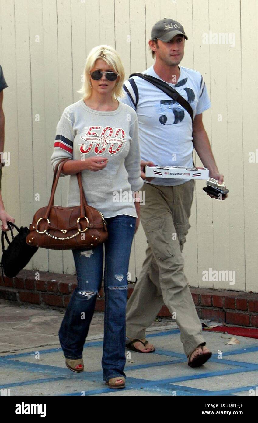 Tara Reid Mittagessen mit Kumpels im Cafe Med in West Hollywood, ca. Die Schauspielerin erzählte den Fotografen, dass sie stolz auf ihr neuestes Projekt 7-10 Split sei, das ihr Bruder Tommy Reid inszenierte. 3/06 Stockfoto
