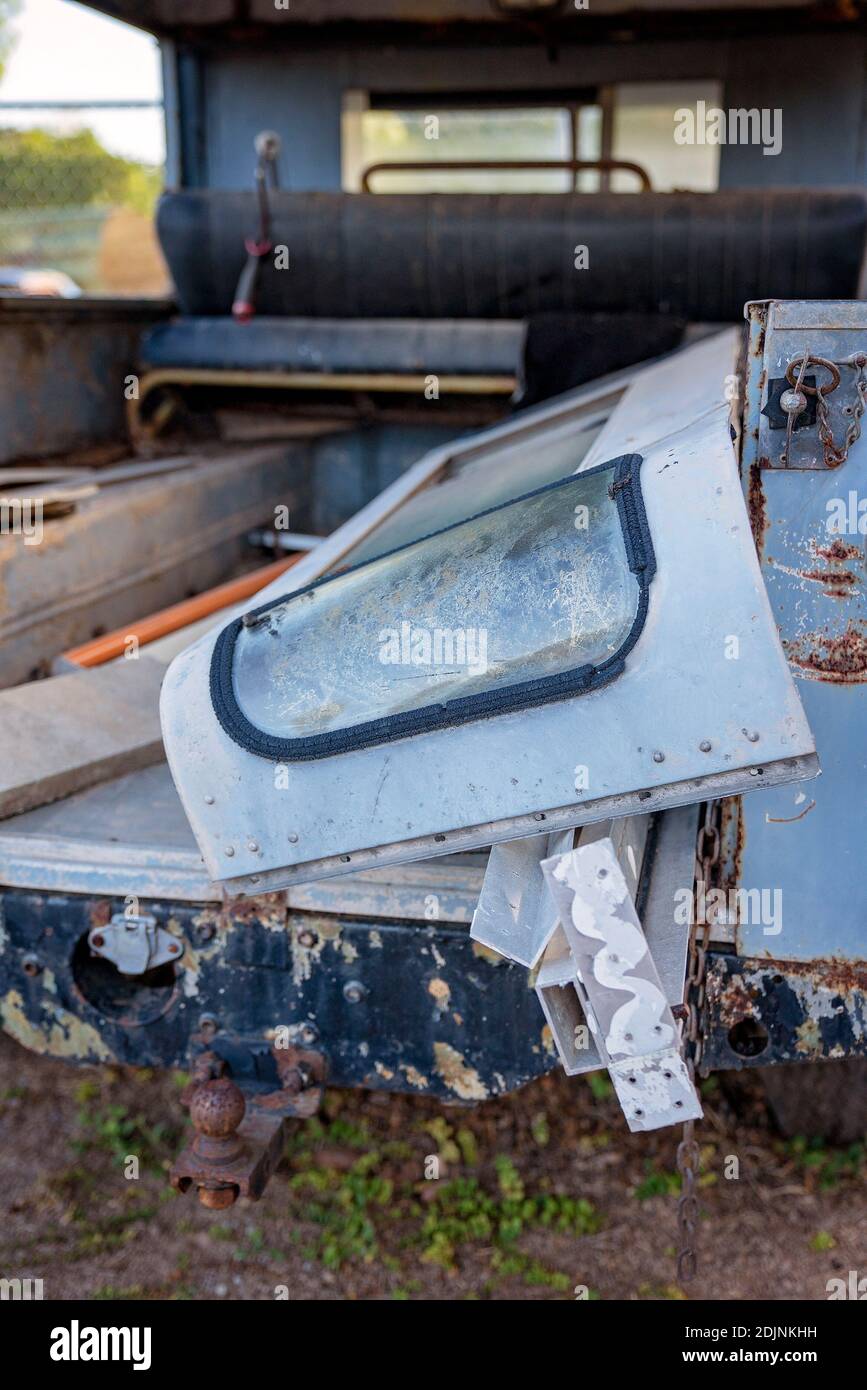 Weggeworfene Autoteile auf der Rückseite eines alten Wracks Fahrzeug Stockfoto