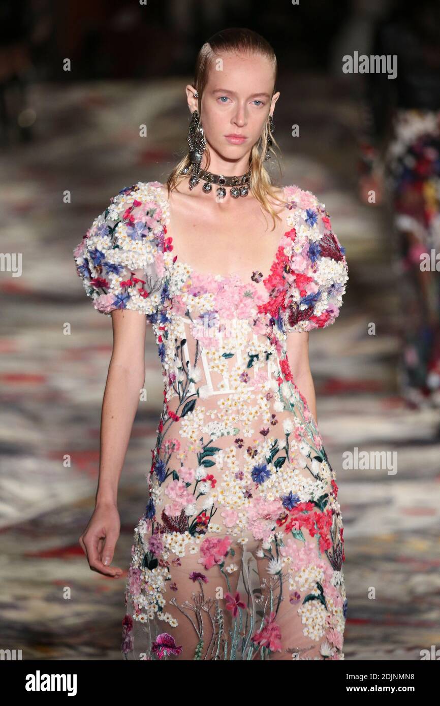 Ein Model geht auf der Alexander McQueen Show im Rahmen der Paris Fashion Week Ready to Wear Frühjahr/Sommer 2017 am 3. Oktober 2016 in Paris, Frankreich. Foto von Alain Gil Gonzalez /ABACAPRESS.COM Stockfoto