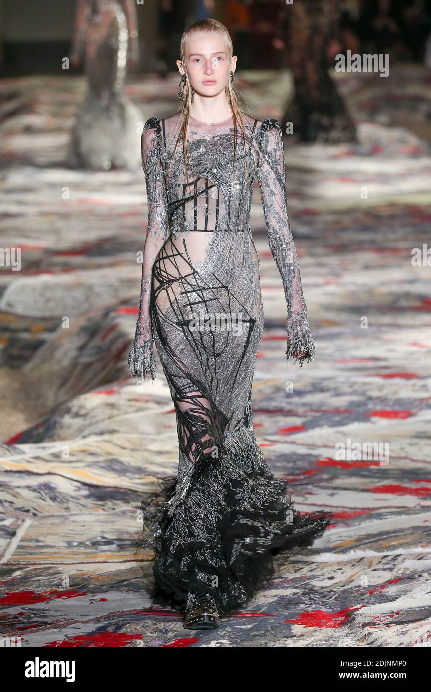 Ein Model geht auf der Alexander McQueen Show im Rahmen der Paris Fashion Week Ready to Wear Frühjahr/Sommer 2017 am 3. Oktober 2016 in Paris, Frankreich. Foto von Alain Gil Gonzalez /ABACAPRESS.COM Stockfoto