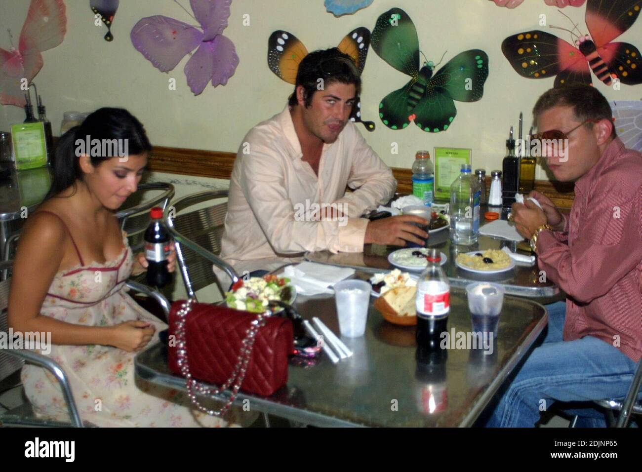 Paris Hilton Accessoires Scott Storch, Brandon Davis und Kimberly Kardashian leben es groß in einem Cabriolet Bentley, aber wenn es zum Mittagessen kommt, schlagen sie den Nachbarschaft Kebab Shop neben Paris squish Hotel, 8/15/06 [[kas mab]] Stockfoto