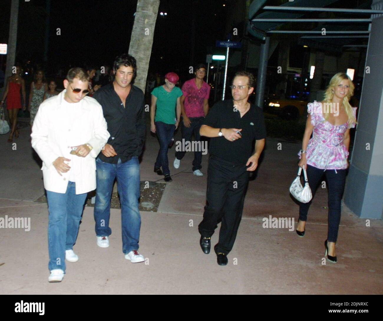 Exklusiv!! Nicky Hilton und seine Kumpels Brandon Davis, Scott Storch, Richie Rich und Joe Korniewicz an der angesagten Lincoln Road in Miami Beach am selben Abend ihrer Nicky O Hotel Preview Dinner Party im Quattro Restaurant, 08/17/06. Stockfoto