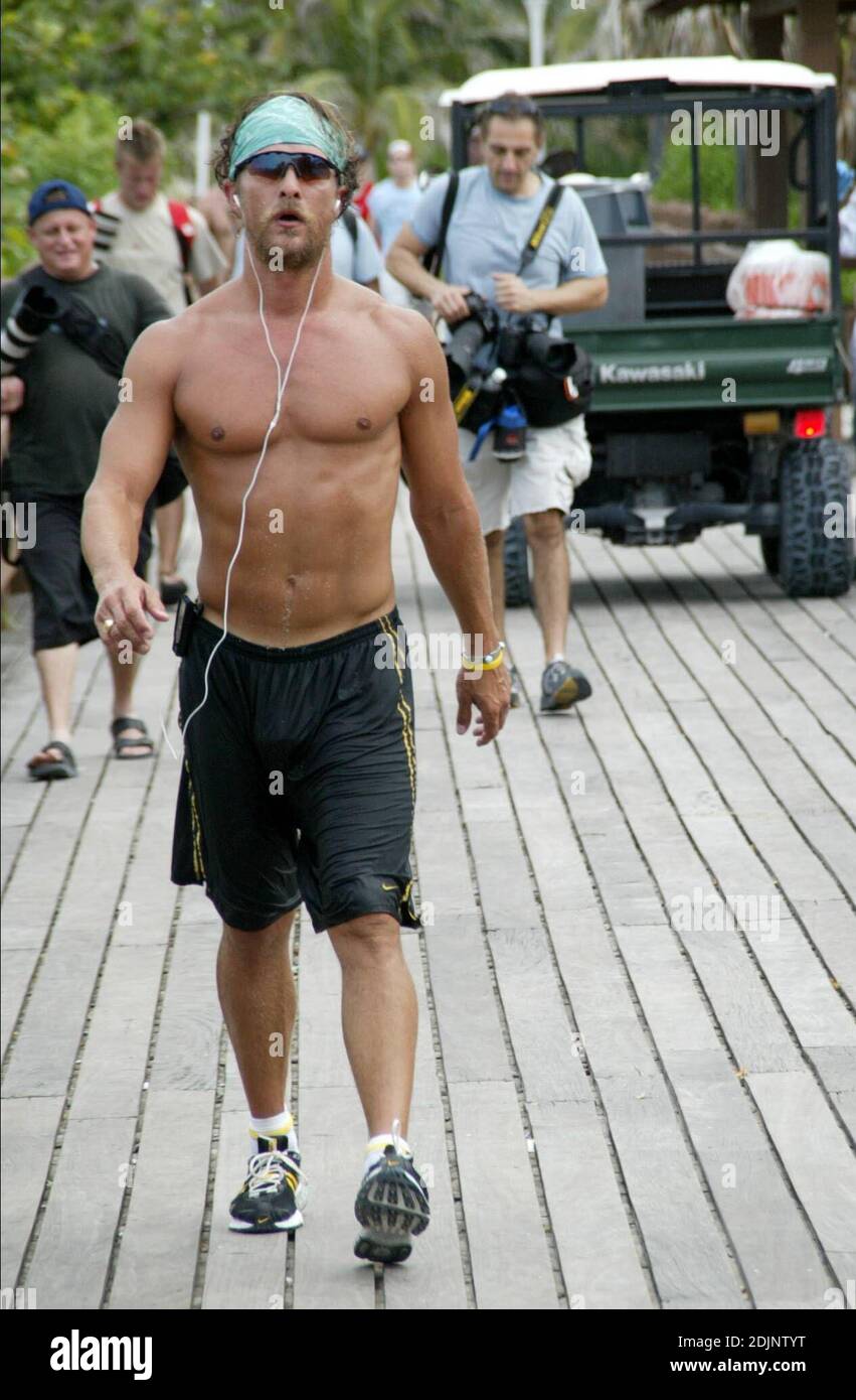 Matthew McConaughey erwärmt sich für sein Beach Workout, indem er sich auf einige Melodien auf seinem iPod. Nach dem Joggen mit pal Lance Armstrong, ging er die Promenade zu den nächsten Erfrischungen, gefolgt von lokalen Fotografen, die kämpfen, um Schritt zu halten, Miami Beach, FL, 8/23/06 Stockfoto