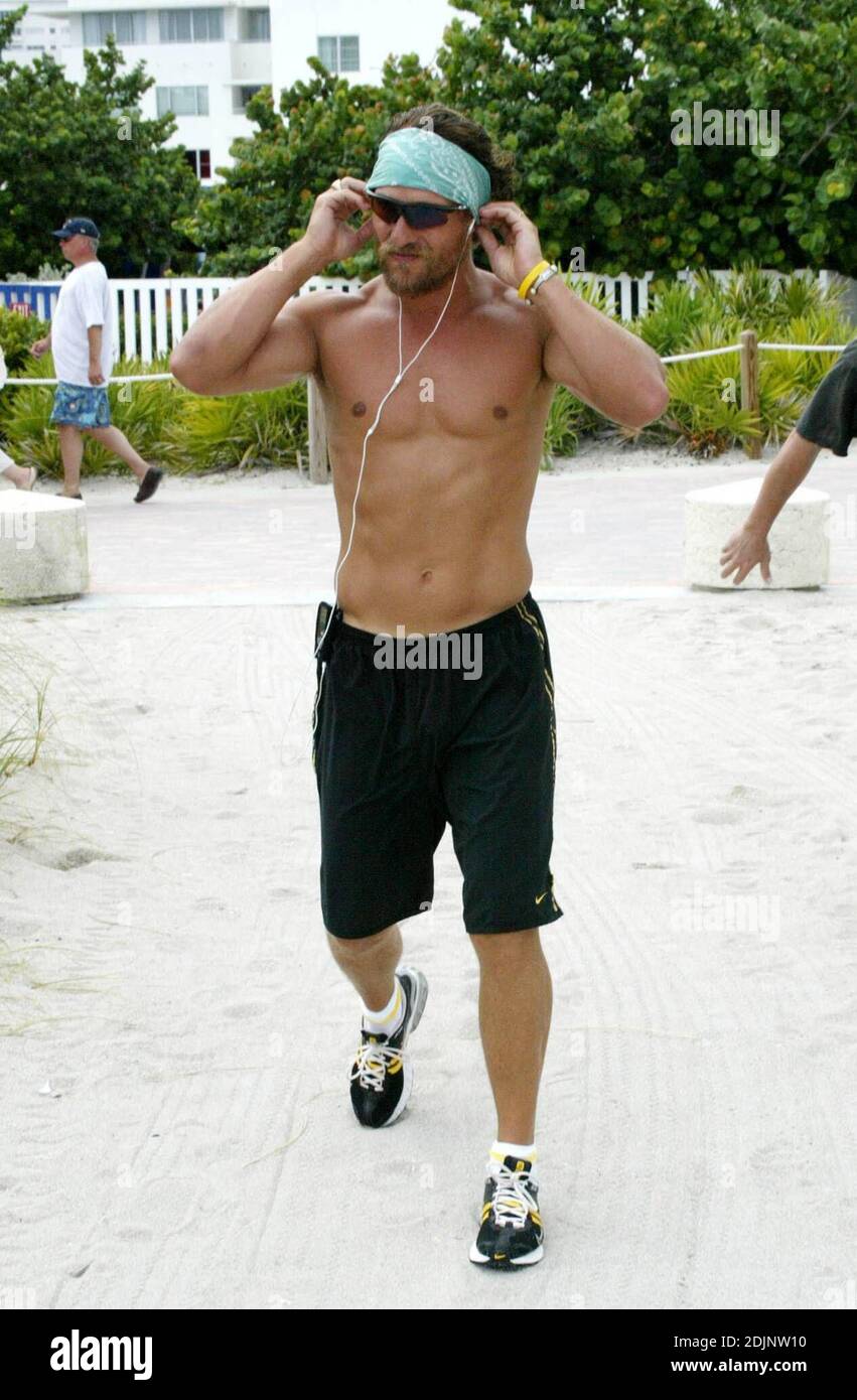 Matthew McConaughey erwärmt sich für sein Beach Workout, indem er sich auf einige Melodien auf seinem iPod. Nach dem Joggen mit pal Lance Armstrong, ging er die Promenade zu den nächsten Erfrischungen, gefolgt von lokalen Fotografen, die kämpfen, um Schritt zu halten, Miami Beach, FL, 8/23/06 Stockfoto