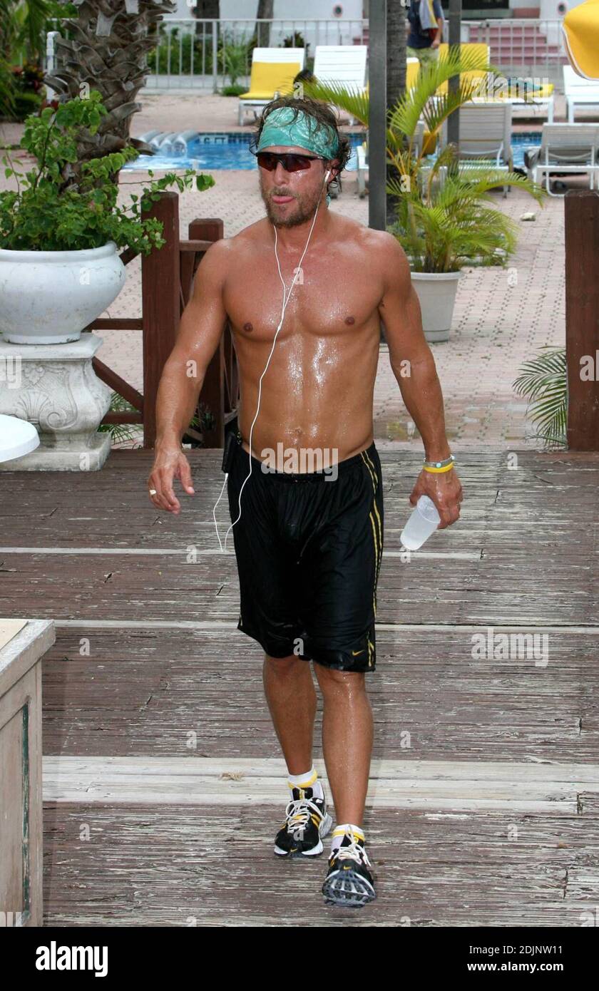 Matthew McConaughey erwärmt sich für sein Beach Workout, indem er sich auf einige Melodien auf seinem iPod. Nach dem Joggen mit pal Lance Armstrong, ging er die Promenade zu den nächsten Erfrischungen, gefolgt von lokalen Fotografen, die kämpfen, um Schritt zu halten, Miami Beach, FL, 8/23/06 Stockfoto