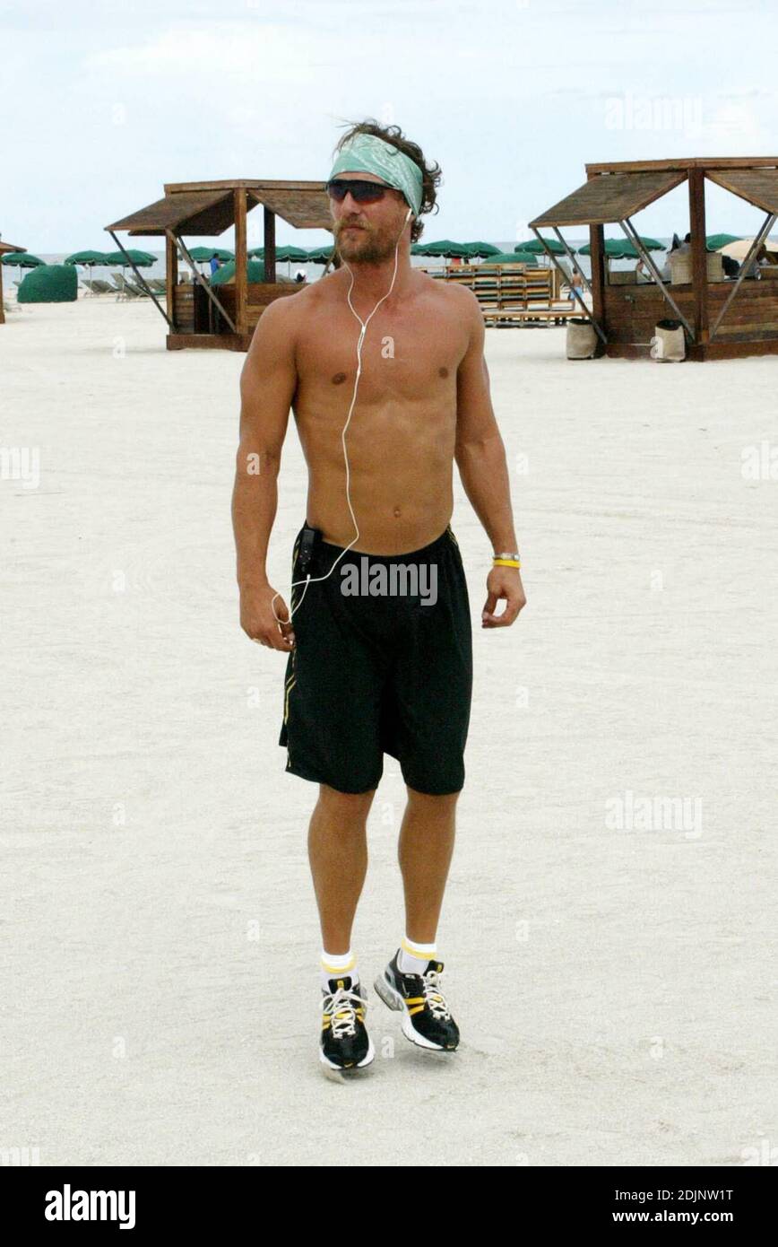 Matthew McConaughey erwärmt sich für sein Beach Workout, indem er sich auf einige Melodien auf seinem iPod. Nach dem Joggen mit pal Lance Armstrong, ging er die Promenade zu den nächsten Erfrischungen, gefolgt von lokalen Fotografen, die kämpfen, um Schritt zu halten, Miami Beach, FL, 8/23/06 Stockfoto
