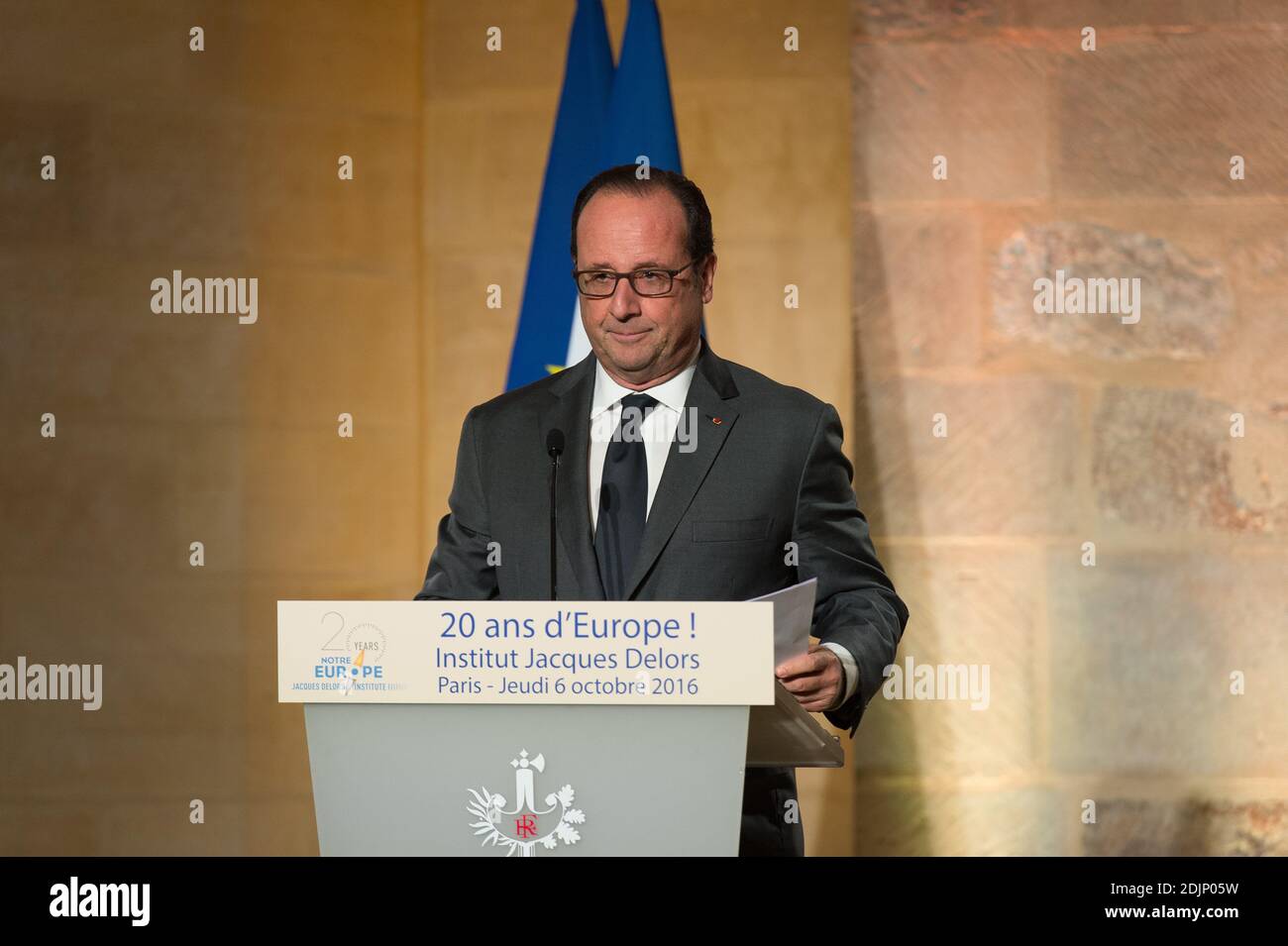 Der französische Präsident Francois Hollande hält seine Rede während eines Abendessens anlässlich des 20. Jahrestages des Institut Jacques Delors am 6. Oktober 2016 im College des Bernardins in Paris, Frankreich. Foto von Pierre Villard/Pool/ABACAPRESS.COM Stockfoto