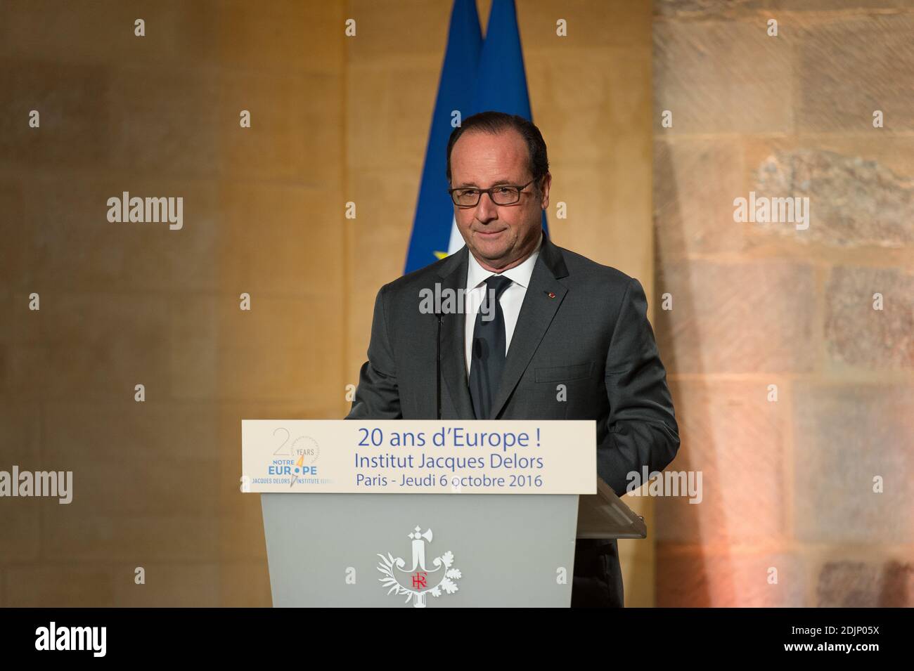 Der französische Präsident Francois Hollande hält seine Rede während eines Abendessens anlässlich des 20. Jahrestages des Institut Jacques Delors am 6. Oktober 2016 im College des Bernardins in Paris, Frankreich. Foto von Pierre Villard/Pool/ABACAPRESS.COM Stockfoto