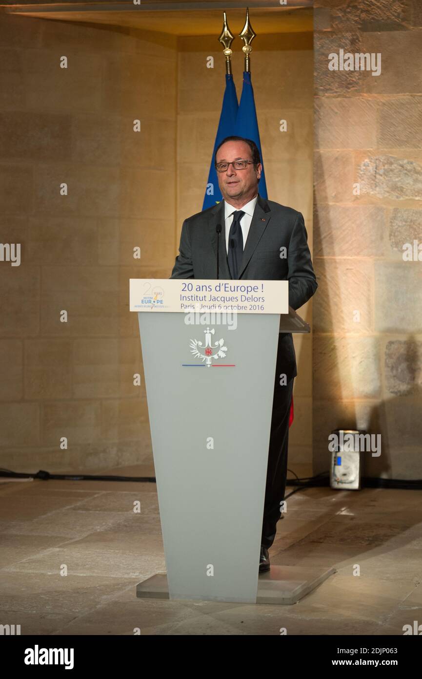 Der französische Präsident Francois Hollande hält seine Rede während eines Abendessens anlässlich des 20. Jahrestages des Institut Jacques Delors am 6. Oktober 2016 im College des Bernardins in Paris, Frankreich. Foto von Pierre Villard/Pool/ABACAPRESS.COM Stockfoto