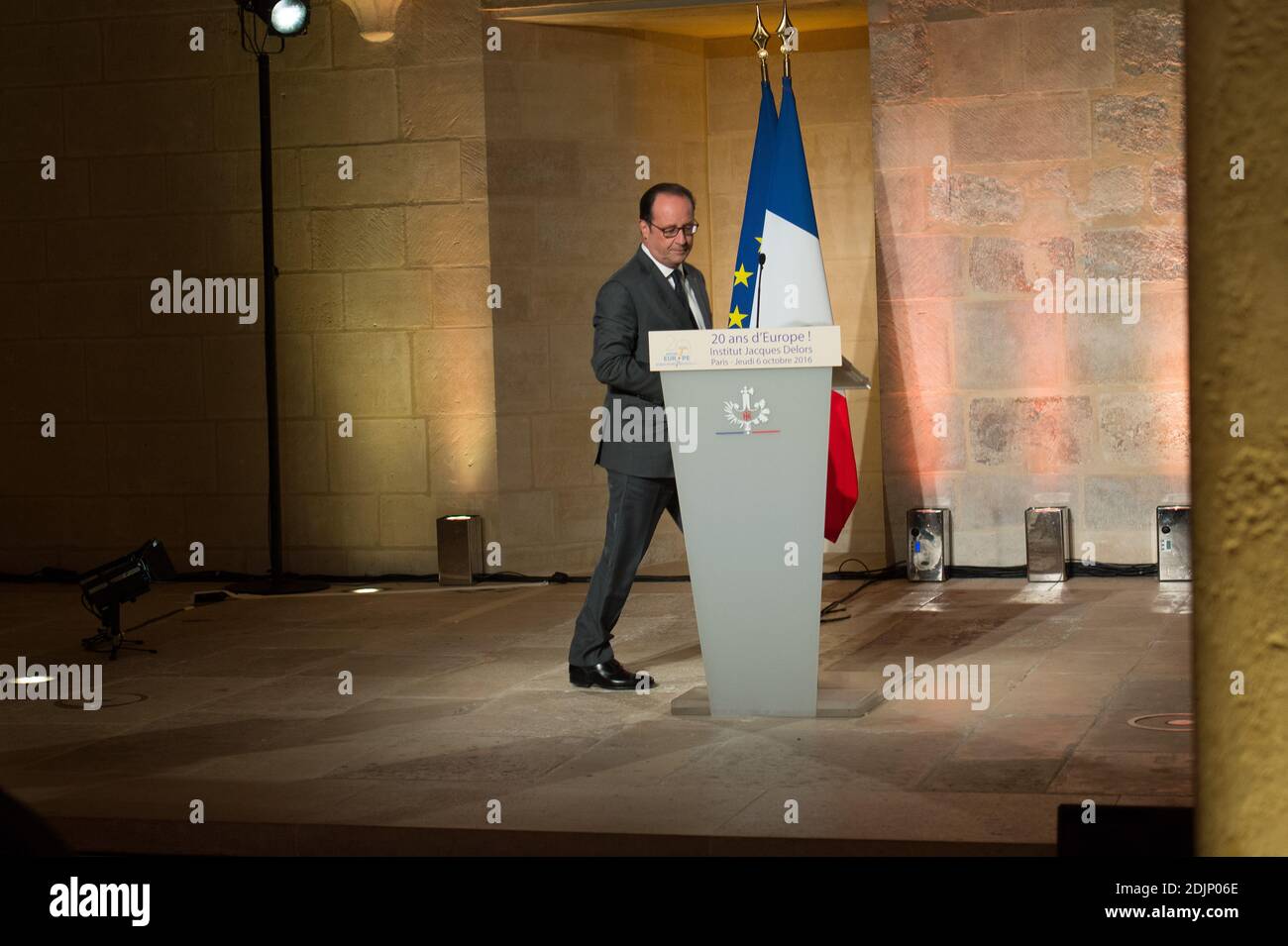 Der französische Präsident Francois Hollande hält seine Rede während eines Abendessens anlässlich des 20. Jahrestages des Institut Jacques Delors am 6. Oktober 2016 im College des Bernardins in Paris, Frankreich. Foto von Pierre Villard/Pool/ABACAPRESS.COM Stockfoto