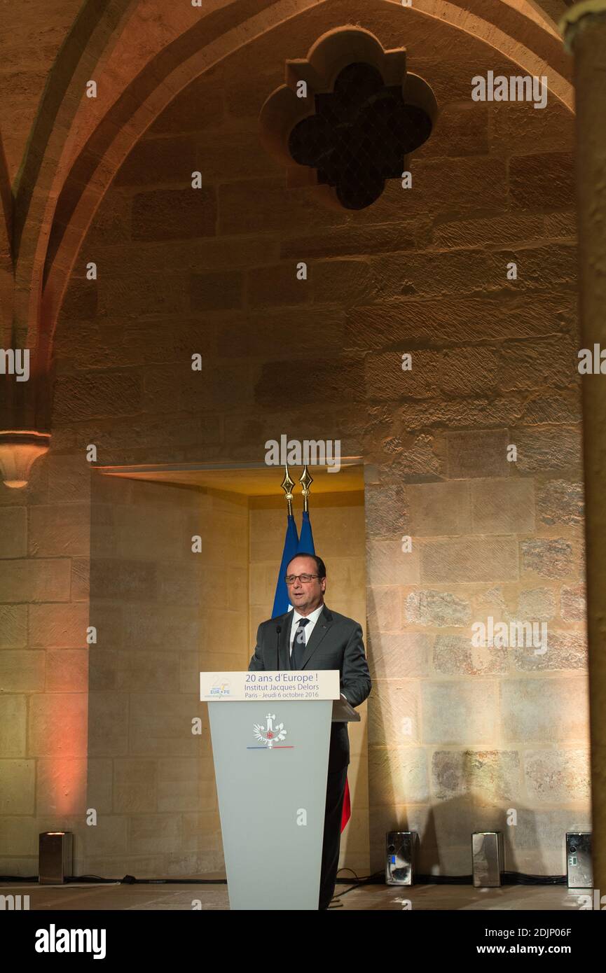 Der französische Präsident Francois Hollande hält seine Rede während eines Abendessens anlässlich des 20. Jahrestages des Institut Jacques Delors am 6. Oktober 2016 im College des Bernardins in Paris, Frankreich. Foto von Pierre Villard/Pool/ABACAPRESS.COM Stockfoto