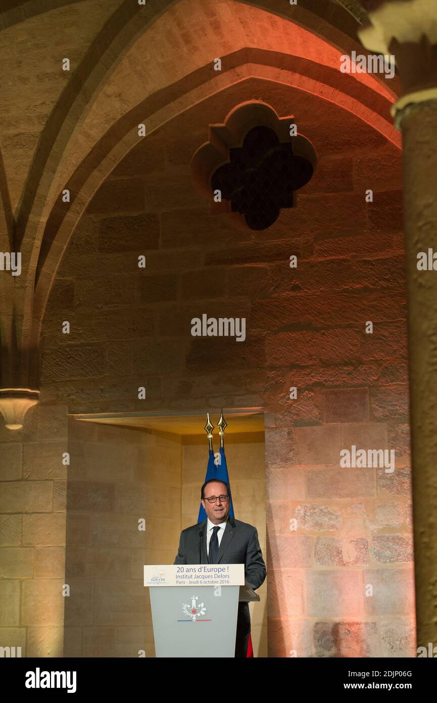 Der französische Präsident Francois Hollande hält seine Rede während eines Abendessens anlässlich des 20. Jahrestages des Institut Jacques Delors am 6. Oktober 2016 im College des Bernardins in Paris, Frankreich. Foto von Pierre Villard/Pool/ABACAPRESS.COM Stockfoto
