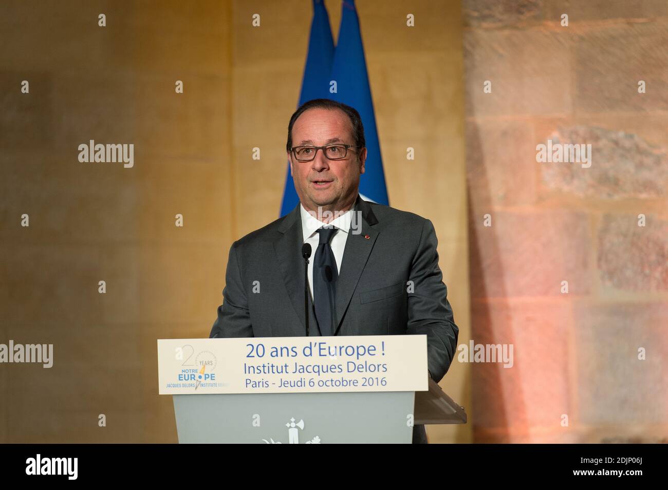 Der französische Präsident Francois Hollande hält seine Rede während eines Abendessens anlässlich des 20. Jahrestages des Institut Jacques Delors am 6. Oktober 2016 im College des Bernardins in Paris, Frankreich. Foto von Pierre Villard/Pool/ABACAPRESS.COM Stockfoto