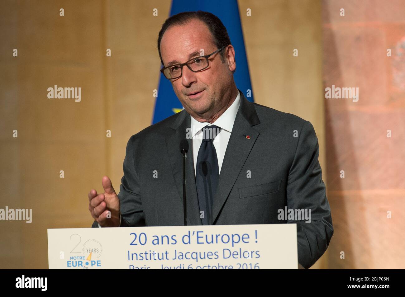 Der französische Präsident Francois Hollande hält seine Rede während eines Abendessens anlässlich des 20. Jahrestages des Institut Jacques Delors am 6. Oktober 2016 im College des Bernardins in Paris, Frankreich. Foto von Pierre Villard/Pool/ABACAPRESS.COM Stockfoto