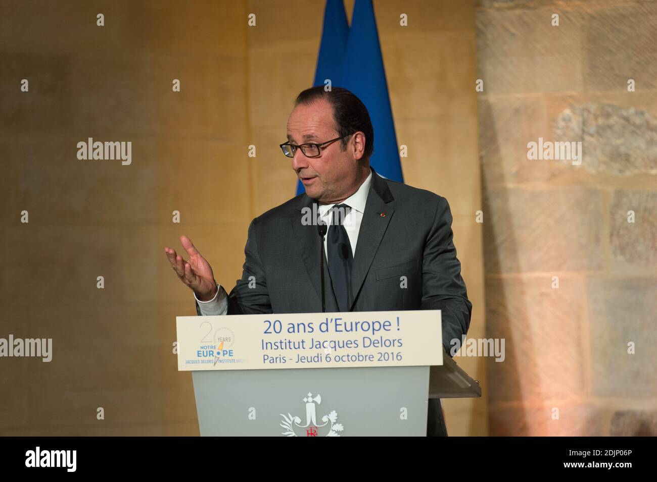 Der französische Präsident Francois Hollande hält seine Rede während eines Abendessens anlässlich des 20. Jahrestages des Institut Jacques Delors am 6. Oktober 2016 im College des Bernardins in Paris, Frankreich. Foto von Pierre Villard/Pool/ABACAPRESS.COM Stockfoto
