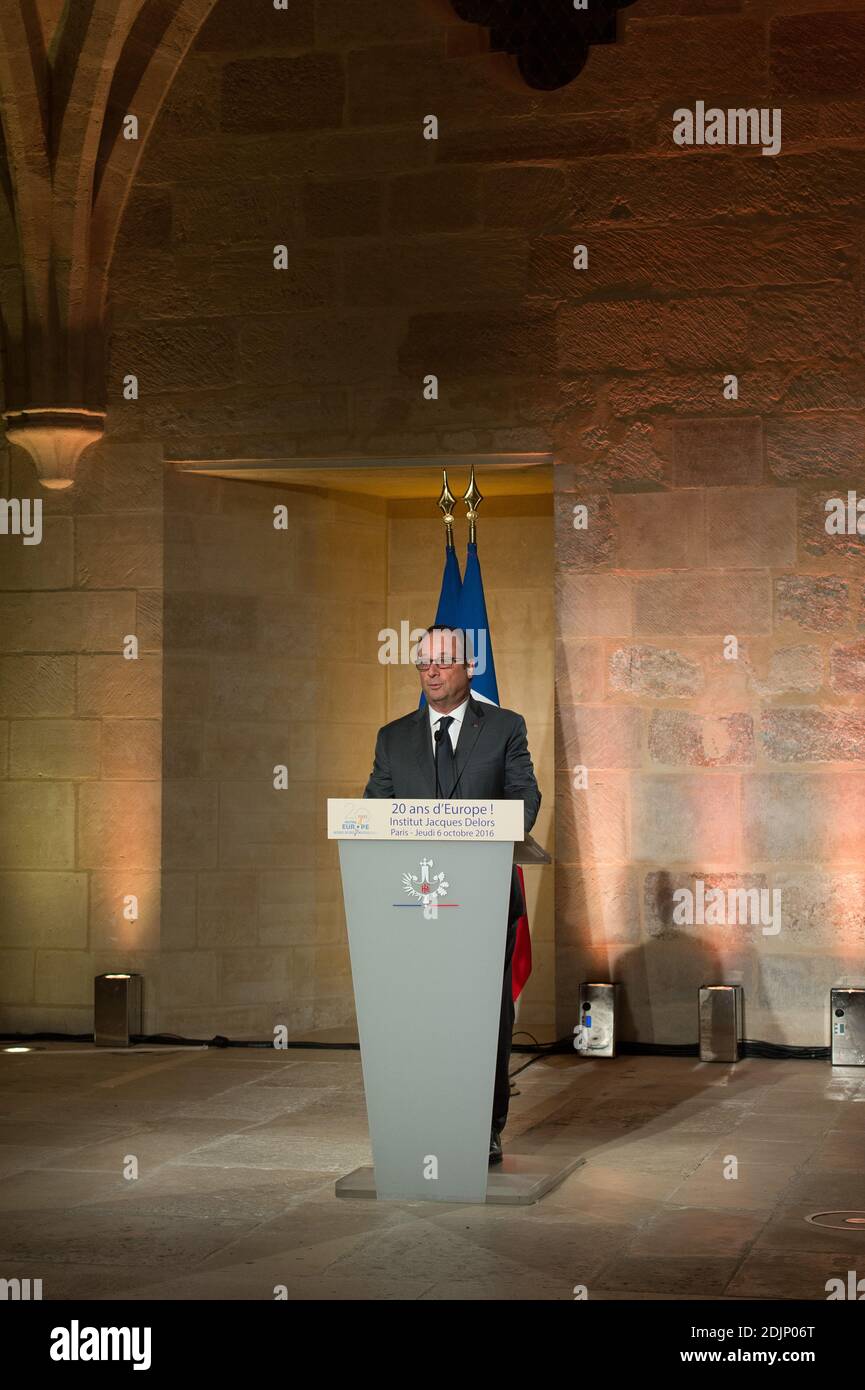Der französische Präsident Francois Hollande hält seine Rede während eines Abendessens anlässlich des 20. Jahrestages des Institut Jacques Delors am 6. Oktober 2016 im College des Bernardins in Paris, Frankreich. Foto von Pierre Villard/Pool/ABACAPRESS.COM Stockfoto