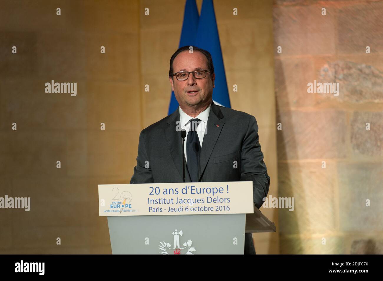 Der französische Präsident Francois Hollande hält seine Rede während eines Abendessens anlässlich des 20. Jahrestages des Institut Jacques Delors am 6. Oktober 2016 im College des Bernardins in Paris, Frankreich. Foto von Pierre Villard/Pool/ABACAPRESS.COM Stockfoto