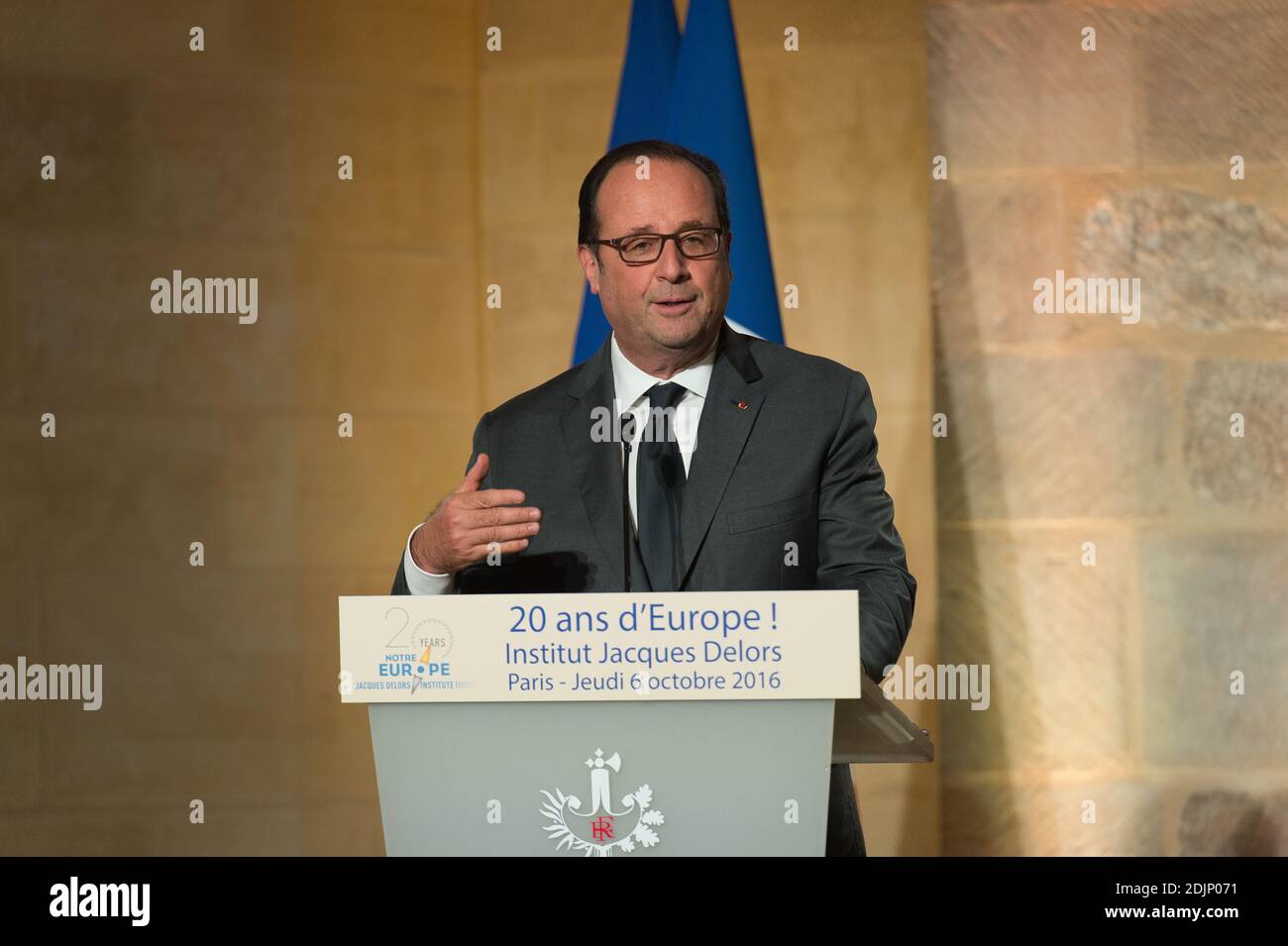 Der französische Präsident Francois Hollande hält seine Rede während eines Abendessens anlässlich des 20. Jahrestages des Institut Jacques Delors am 6. Oktober 2016 im College des Bernardins in Paris, Frankreich. Foto von Pierre Villard/Pool/ABACAPRESS.COM Stockfoto