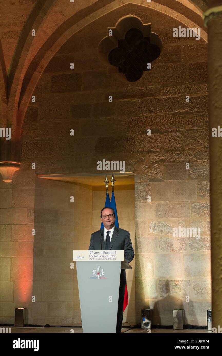 Der französische Präsident Francois Hollande hält seine Rede während eines Abendessens anlässlich des 20. Jahrestages des Institut Jacques Delors am 6. Oktober 2016 im College des Bernardins in Paris, Frankreich. Foto von Pierre Villard/Pool/ABACAPRESS.COM Stockfoto