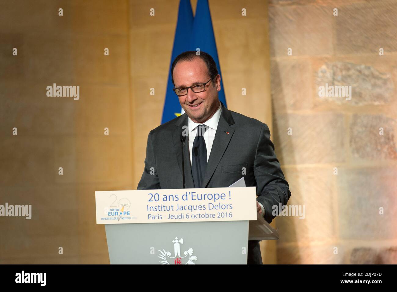 Der französische Präsident Francois Hollande hält seine Rede während eines Abendessens anlässlich des 20. Jahrestages des Institut Jacques Delors am 6. Oktober 2016 im College des Bernardins in Paris, Frankreich. Foto von Pierre Villard/Pool/ABACAPRESS.COM Stockfoto