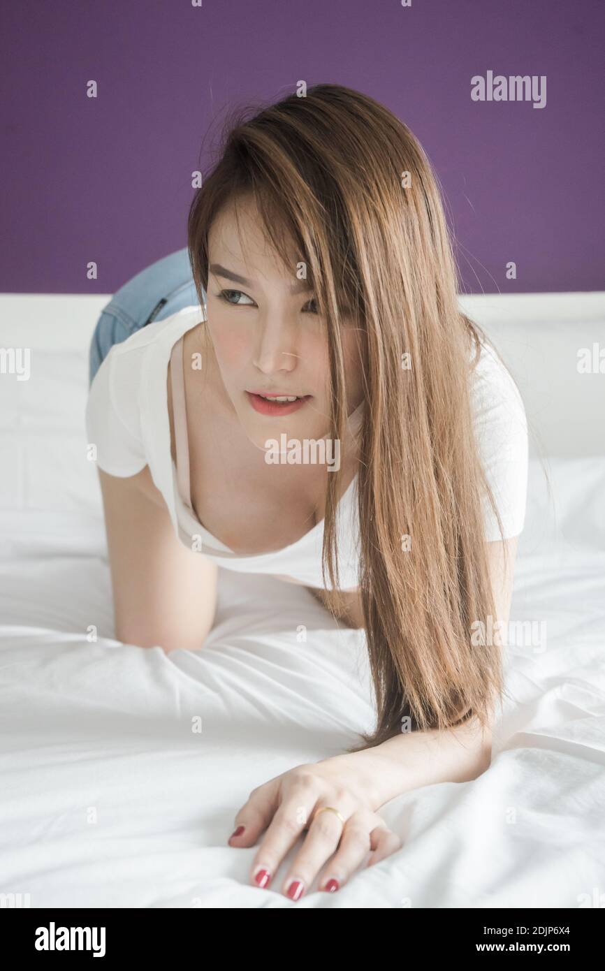 Schöne Junge Frau Verführt Auf Bett Zu Hause Stockfotografie - Alamy