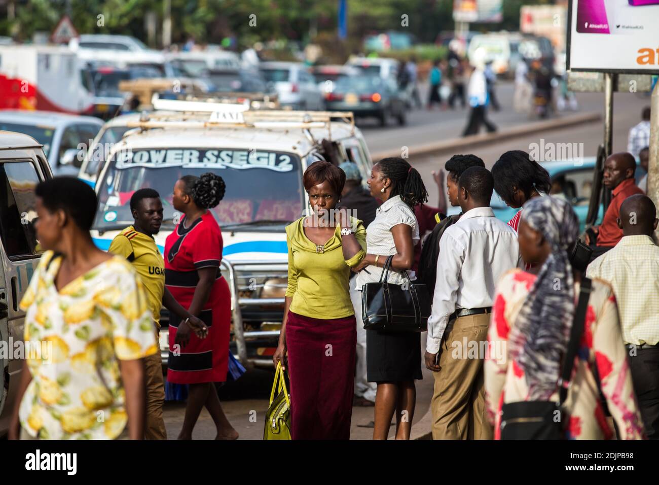 Leute an der Bushaltestelle. Alltag in Kampala, Uganda. Stockfoto