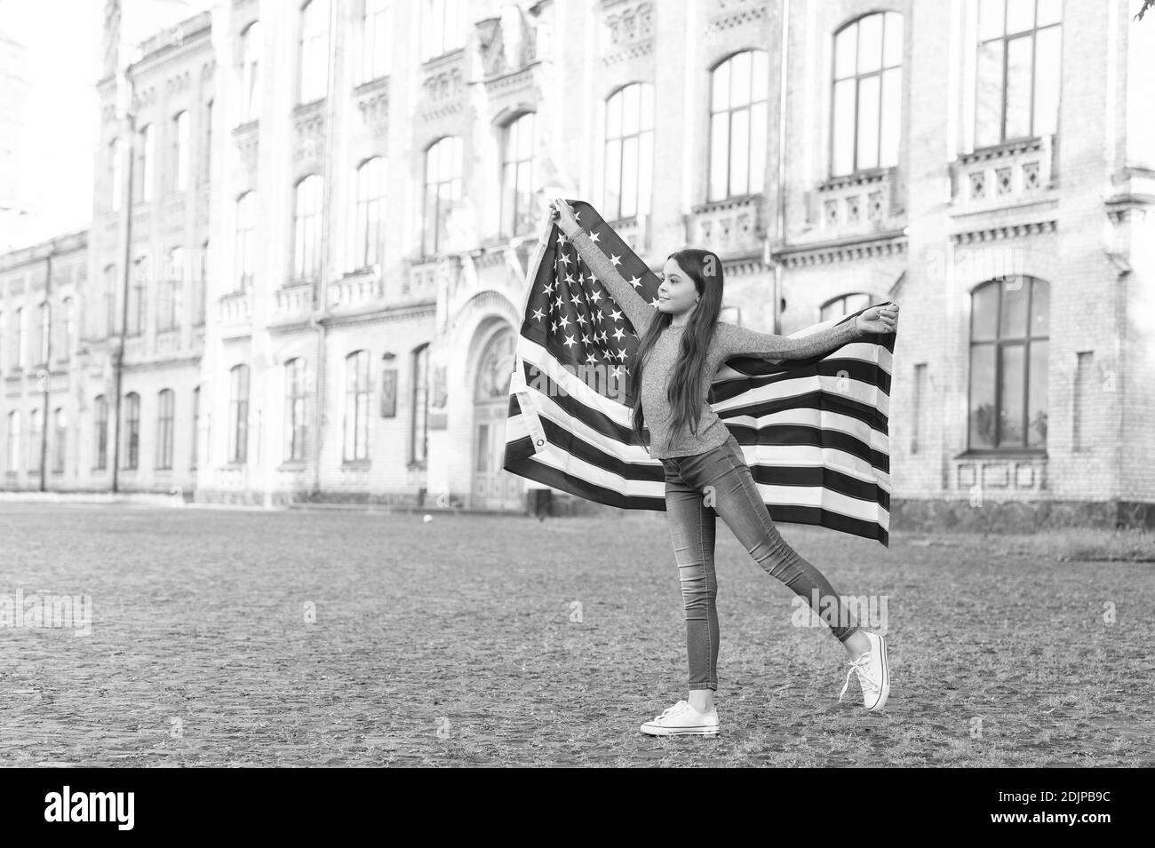 Stolz amerikaner zu sein. Kleines Kind halten amerikanische Flagge. Feiern des Unabhängigkeitstages. Juli. Amerikanische Staatsbürgerschaft. Freiheit und Streben nach Glück. Amerikanisches Leben. Stockfoto