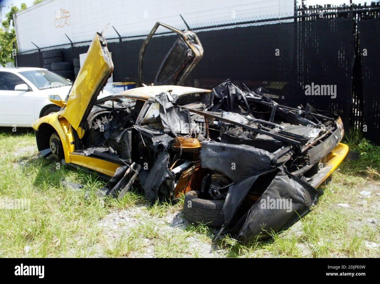 Exklusiv!! Ein gelber Lamborghini, der angeblich im Besitz von Hulk Hogan ist, hat am 06. September auf den Bay Harbor Islands in Miami Feuer gefangen. Es gab keine Verletzungen. Die Polizei sagte, der Fahrer sei ein Jugendlicher und das Gesetz verbietet die Freilassung seines oder ihres Namens. Die Polizei Incedent Bericht ist auch in diesem Foto-Set enthalten. Miami, Florida. Stockfoto