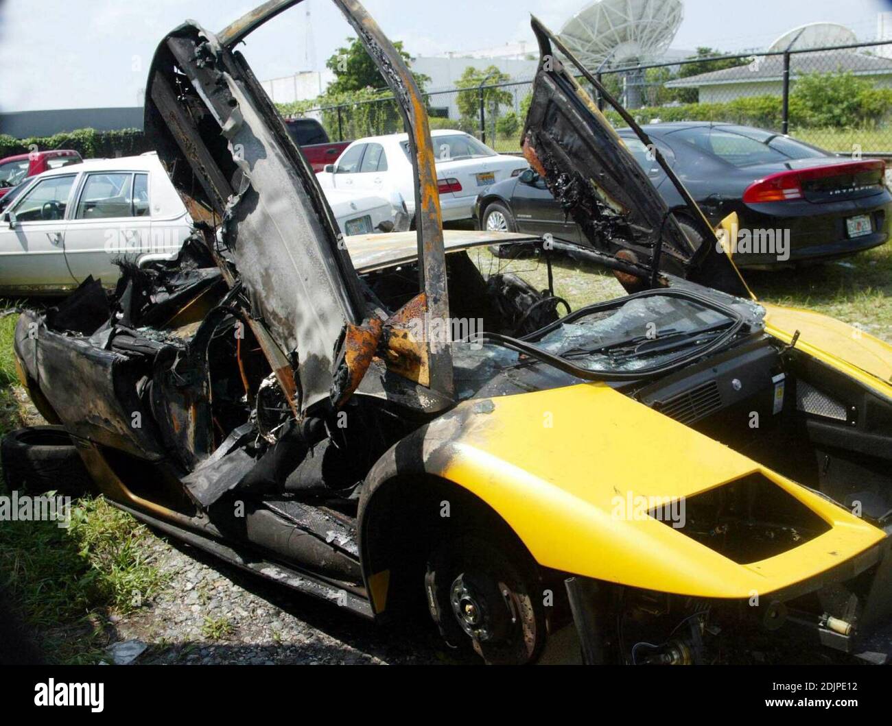 Exklusiv!! Ein gelber Lamborghini, der angeblich im Besitz von Hulk Hogan ist, hat am 06. September auf den Bay Harbor Islands in Miami Feuer gefangen. Es gab keine Verletzungen. Die Polizei sagte, der Fahrer sei ein Jugendlicher und das Gesetz verbietet die Freilassung seines oder ihres Namens. Die Polizei Incedent Bericht ist auch in diesem Foto-Set enthalten. Miami, Florida. Stockfoto