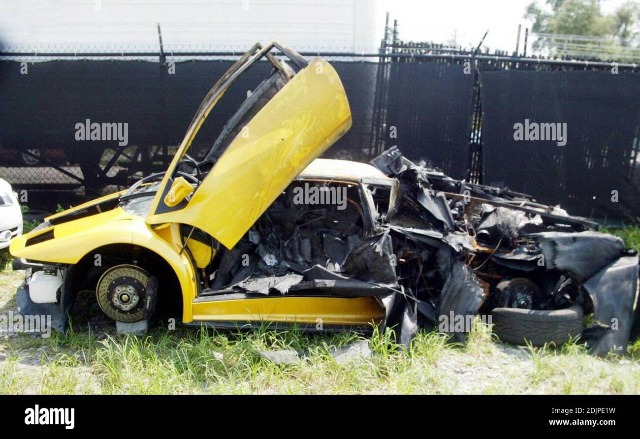 Exklusiv!! Ein gelber Lamborghini, der angeblich im Besitz von Hulk Hogan ist, hat am 06. September auf den Bay Harbor Islands in Miami Feuer gefangen. Es gab keine Verletzungen. Die Polizei sagte, der Fahrer sei ein Jugendlicher und das Gesetz verbietet die Freilassung seines oder ihres Namens. Die Polizei Incedent Bericht ist auch in diesem Foto-Set enthalten. Miami, Florida. Stockfoto