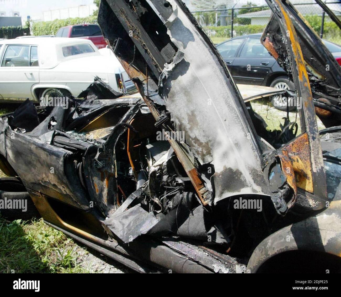 Exklusiv!! Ein gelber Lamborghini, der angeblich im Besitz von Hulk Hogan ist, hat am 06. September auf den Bay Harbor Islands in Miami Feuer gefangen. Es gab keine Verletzungen. Die Polizei sagte, der Fahrer sei ein Jugendlicher und das Gesetz verbietet die Freilassung seines oder ihres Namens. Die Polizei Incedent Bericht ist auch in diesem Foto-Set enthalten. Miami, Florida. Stockfoto