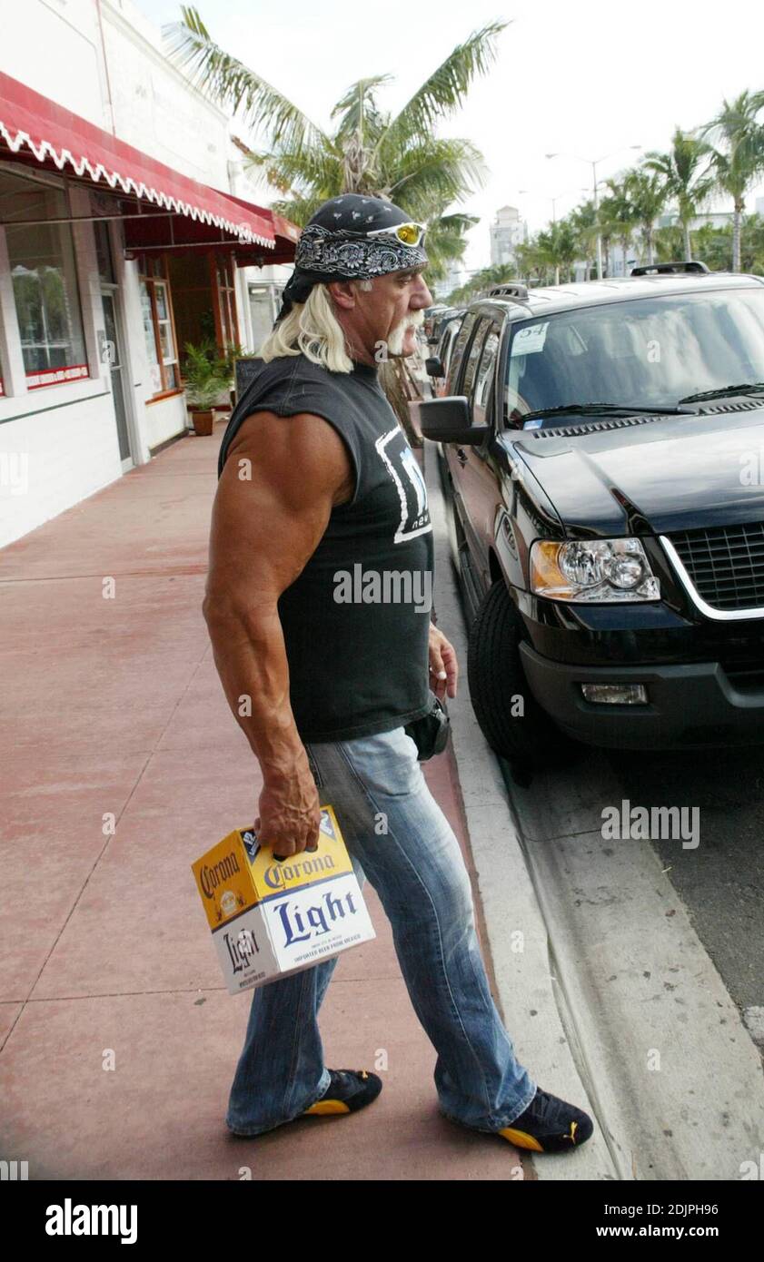 Exklusiv!! Hulk Hogan und seine Frau Linda besuchen den Art déco-Markt von South Beach während der Dreharbeiten zu einer Folge seiner Hit-Reality-TV-Show "Hogan Knows Best". Das Paar hat sich mit Haushaltsartikeln versorgt und Hulk war vorsichtig, das Coronas, Miami Beach, FL, 9/19/06, nicht zu vergessen Stockfoto